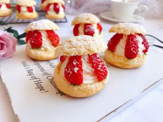 网红草莓脆皮泡芙,成品