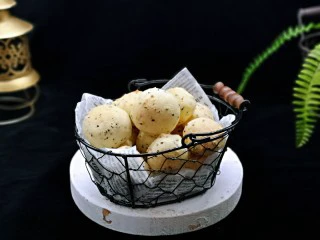 黑芝麻麻薯面包,香喷喷的黑芝麻麻薯出炉啦！首次尝试，还不错哈～