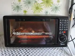 BBQ烧烤鸡腿扒套餐,放入鸡腿肉，烤制25-30分钟，充分烤熟