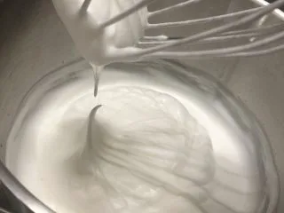 十寸古早蛋糕,提起打蛋器能有立起来的小尖角就算打好了。