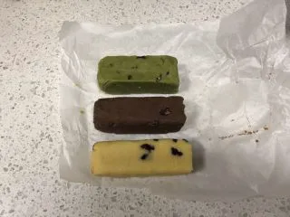 蔓越莓曲奇(原味&可可&抹茶),三份面团都整理好成长方体,放进冰箱冷冻1小时。