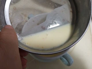 奶香布丁面包,拌匀后过筛到烤碗