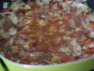 俄罗斯经典罗宋汤,加水沒过蔬菜丁，小火焖煮20分钟。