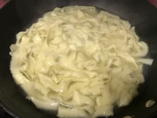 奶酪番茄鸡蛋面,水烧开下入面条煮熟。