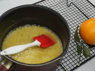 焦糖杏仁草莓饼干,加热至沸腾，关火