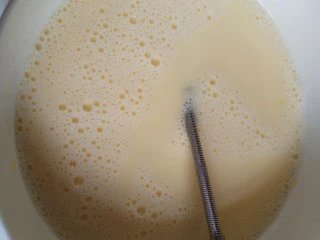 抹茶千层蛋糕,加入牛奶,继续搅拌均匀