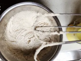 纯享红茶奶油蛋糕,红茶奶油加糖打发至有清晰纹路,有茶渣的奶油会打发得比较快,注意别打过了