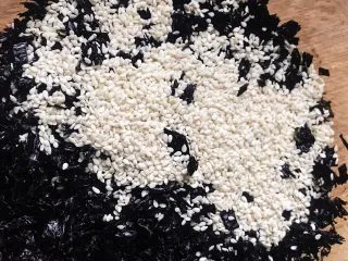 香酥紫菜脆脆,倒入白芝麻（也可以用虾皮代替 注意⚠️用了虾皮就可以不放盐了 ）