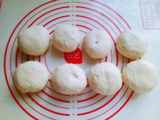 #甜味#毛毛虫豆沙面包,将排气松弛好的面团分割成8等份，盖上保鲜膜松弛10分钟。