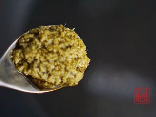 海鲜鲍鱼蝴蝶意面，其实西餐我也可以,热油后先放入罗勒酱。