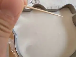 抹茶荔枝慕斯蛋糕,用牙签戳破慕斯糊上的小气泡