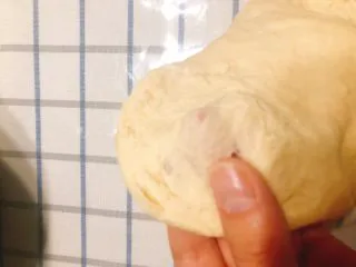 杂蔬沙拉面包,揉面团，大约揉半小时，揉至面团撕开会成膜为止