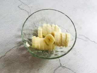 芒果香蕉奶昔,放入沙拉碗备用