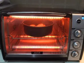 超软的葡萄干小餐包,把模具放入预热好的烤箱里,上下火170W,烤30分钟