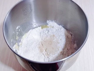 花式椰蓉面包,加入高筋面粉,最后加入酵母粉,再用旁边的面粉盖上酵母粉!启动厨师机1档揉面10分钟!