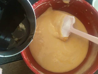 脆皮巧克力蛋糕卷,加入刚刚冲好的巧克力糊