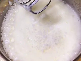 八寸戚风蛋糕,放入20克白糖