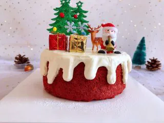圣诞款红丝绒蛋糕,插上装饰即可