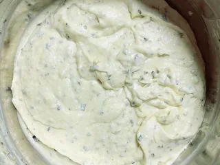 肉松海苔麦芬蛋糕,与面糊充分搅拌均匀。