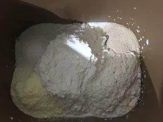 南瓜卡通面包,除黄油以外所有材料放入面包机内 启动和面程序,和面20分钟