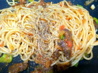 黑椒牛肉意面,黑胡椒粒搅拌均匀。