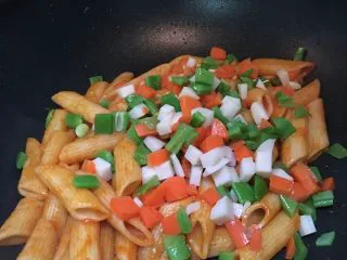 “假装米其林”牛排家庭套餐,倒入沥干的蔬菜一起炒（注意，不要放盐）