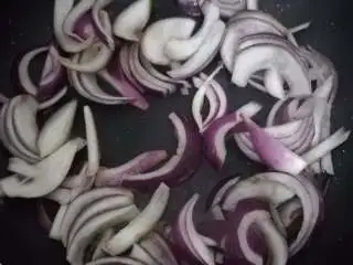 黑椒牛柳意面,锅子的油如果还剩很多的话就不需要再加油了,直接下洋葱炒