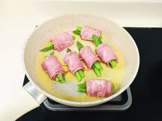 培根“如意”卷,全程小火 放入培根芦笋卷