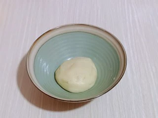 零失败~奶油泡芙 外酥内软吃出幸福甜蜜,将炒好的面团取出,放入器具中,晾至余温。