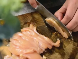 美味的茄汁鸡肉好吃又简单,做法分享给你 ,鸡胸肉切厚片备用