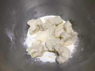 北海道吐司（70%冷藏中种）,将主面团所有材料混合，中种面团剪成小块混合，注意这里的黄油也是一次性加入的