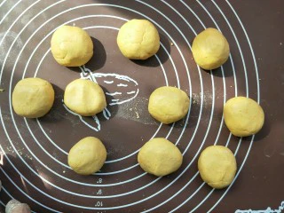 南瓜糯米夹心饼,分成十份
