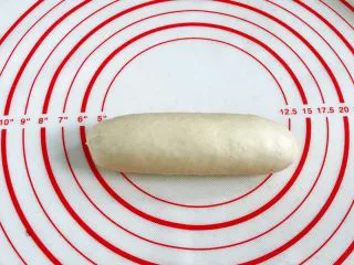 牛奶炼乳蔓越莓软欧,从上往下卷起来,捏紧收口。