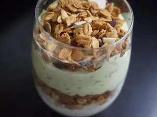 奇亚籽双色酸奶木糠杯,最后将剩余的麦片铺上奇亚籽牛油果酸奶上面