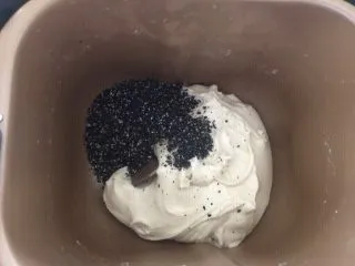 佛系养生黑芝麻辫子面包,第九步:加入碾碎的黑芝麻,继续揉均匀(碾碎的黑芝麻更能激发香味)