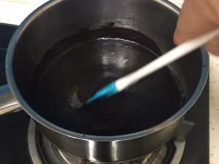 黑砖蜜豆吐司,搅拌均匀后再倒入牛奶,翻拌均匀冷却。