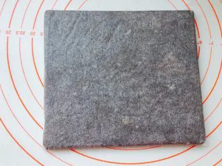 网红脏脏包（开酥版）,折叠油纸边缘，得到一个长方形黄油片。黄油片厚度要相等。放入冰箱冷藏20分钟。