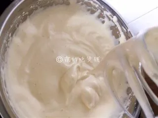 黑米蜂蜜小蛋糕,滴落的面糊可以划出花纹并维持较长时间,就是打发好了。