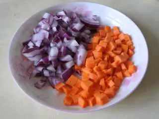 茄汁培根焗饭,所有辅料改刀切碎，该去皮的去皮