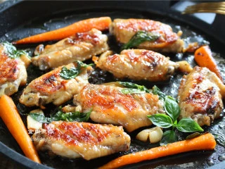 九层塔烤鸡翅,再放入九层塔香料,遮上盖,再焗1分钟即可