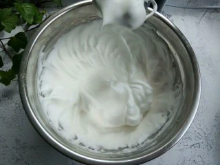 蔓越莓戚风蛋糕 酸甜绵柔,将蛋白打发到干性发泡的状态(提起打蛋器后,蛋白拉出直立的尖角)就可以了。