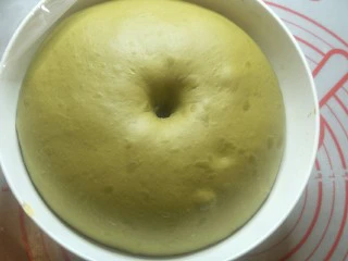 爆浆抹茶冰心面包,发酵至两倍大，手指戳下不回弹。