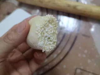 儿时的味道～脆皮蜂蜜小面包,中间切开，切面沾一下蜂蜜蜂蜜水，再沾一下混合好的粉。