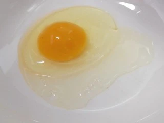 可以爆浆的香蕉酸奶吐司,鸡蛋磕在碗里