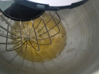 贺寿双层蛋糕(10＋6寸),开始打发蛋白，分三次加入糖。