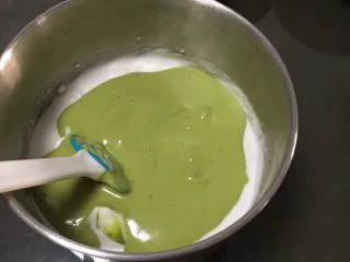 抹茶芒果裸蛋糕,蛋糕糊倒回蛋白中。