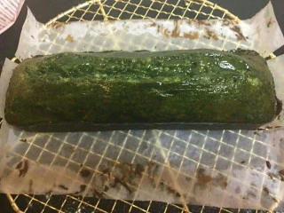 大理石花纹磅蛋糕,四面都装上后放凉。