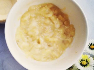 香甜酥脆的香蕉蛋挞酥,将香蕉捣成泥放入蛋挞中。