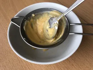 薯条的N种吃法,筛网过滤!一定要过滤,因为可能有小颗粒已经凝固的蛋黄,会十分影响口感!