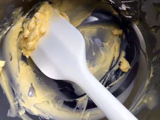 炼乳小饼干(适合新手),黄油放入盆内,软化至可用刮刀轻搅至顺滑状态(注意只是软化不是融化)冬天可以隔温水软化,夏天直接室温软化即可